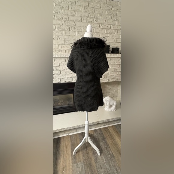 Elegant Black Knit Poncho with Faux Fur Collar by Casa Donna - Picture 2 of 8